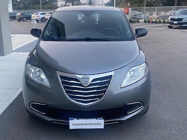 Lancia Ypsilon 1.2 69 CV 5 porte Silver - Neopatentati