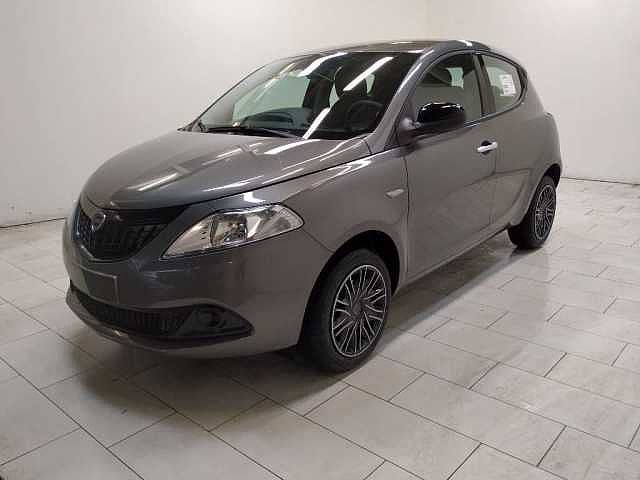 Lancia Ypsilon 1.0 firefly hybrid silver plus s&s 70cv da Azzurra .