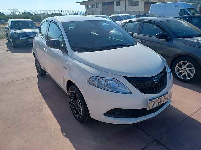 Lancia Ypsilon 1.0 FireFly 5 porte Hybrid Gold Plus da Giorgio Aversente .