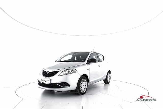 Lancia Ypsilon 1.2 69 CV 5 porte Platinum da Test Grifo Caravan