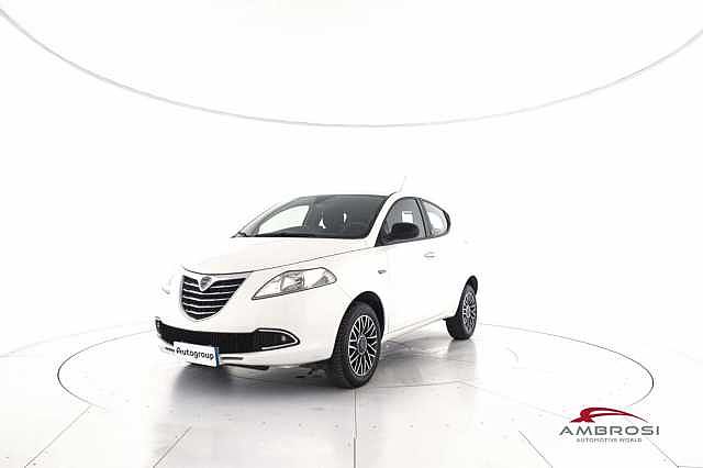 Lancia Ypsilon 0.9 TwinAir 85 CV 5 porte Metano Ecochic Gold da Test Grifo Caravan